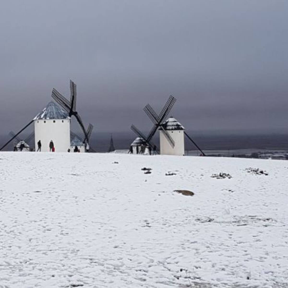 Los Molinos de Campo de Criptana amanecen nevados