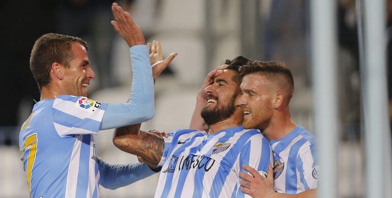 GRA441. MÁLAGA. 13/12/2014.- El delantero del Málaga Samuel García Sanchez (c) celebra su gol, el primero del equipo, con sus compañeros, los portugueses Vitorino Antunes (d) y Sergio Paulo Barbosa "Duda", durante el encuentro de la decimoquinta jornada d