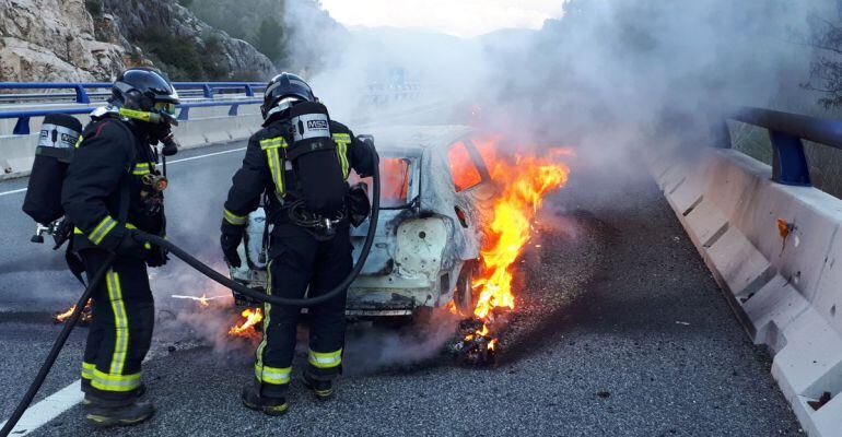 Los bomberos de Jaén atienden una incidencia en la A-4 durante esta pasada Semana Santa.