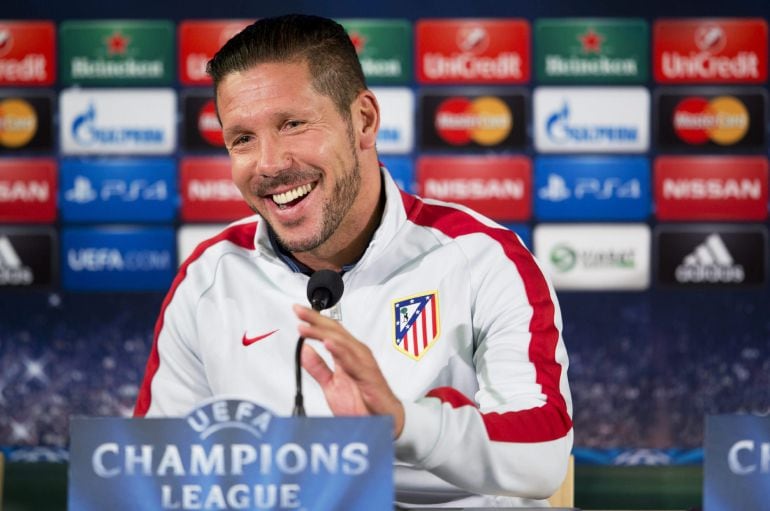 DMCF02 MALMO (SUECIA), 03/11/2014.- El entrenador del Atlético de Madrid, el argentino Diego Simeone, sonríe durante una rueda de prensa en el Nuevo Estadio de Malmo, Suecia, hoy, lunes 3 de noviembre de 2014. El Atlético de Madrid se enfrentará mañana al