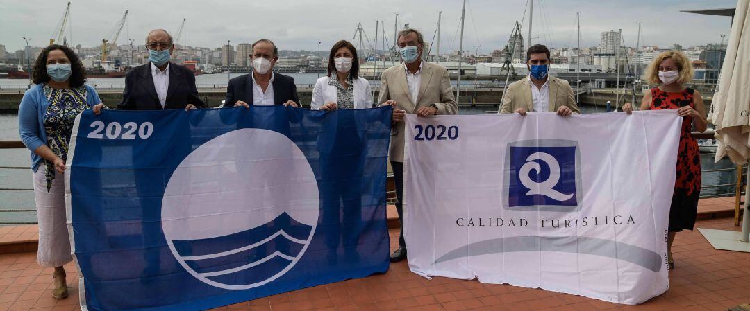 Las autoridades con la bandera azul