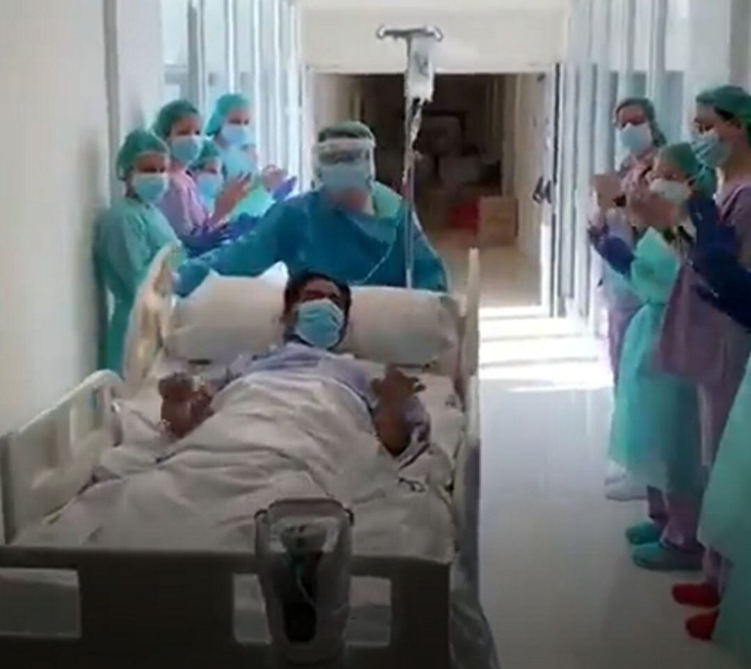 Salida del segundo paciente de la UCI del hospital comarcal 