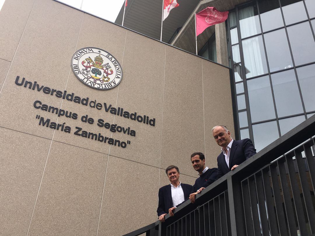 Francisco Vázquez, Pablo Pérez y González Pons ante la fachada del campus María Zambrano de la UVA en Segovia