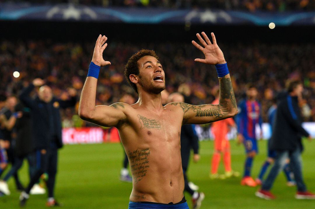 Neymar celebrando la victoria del 6-1 ante el PSG con el Barcelona