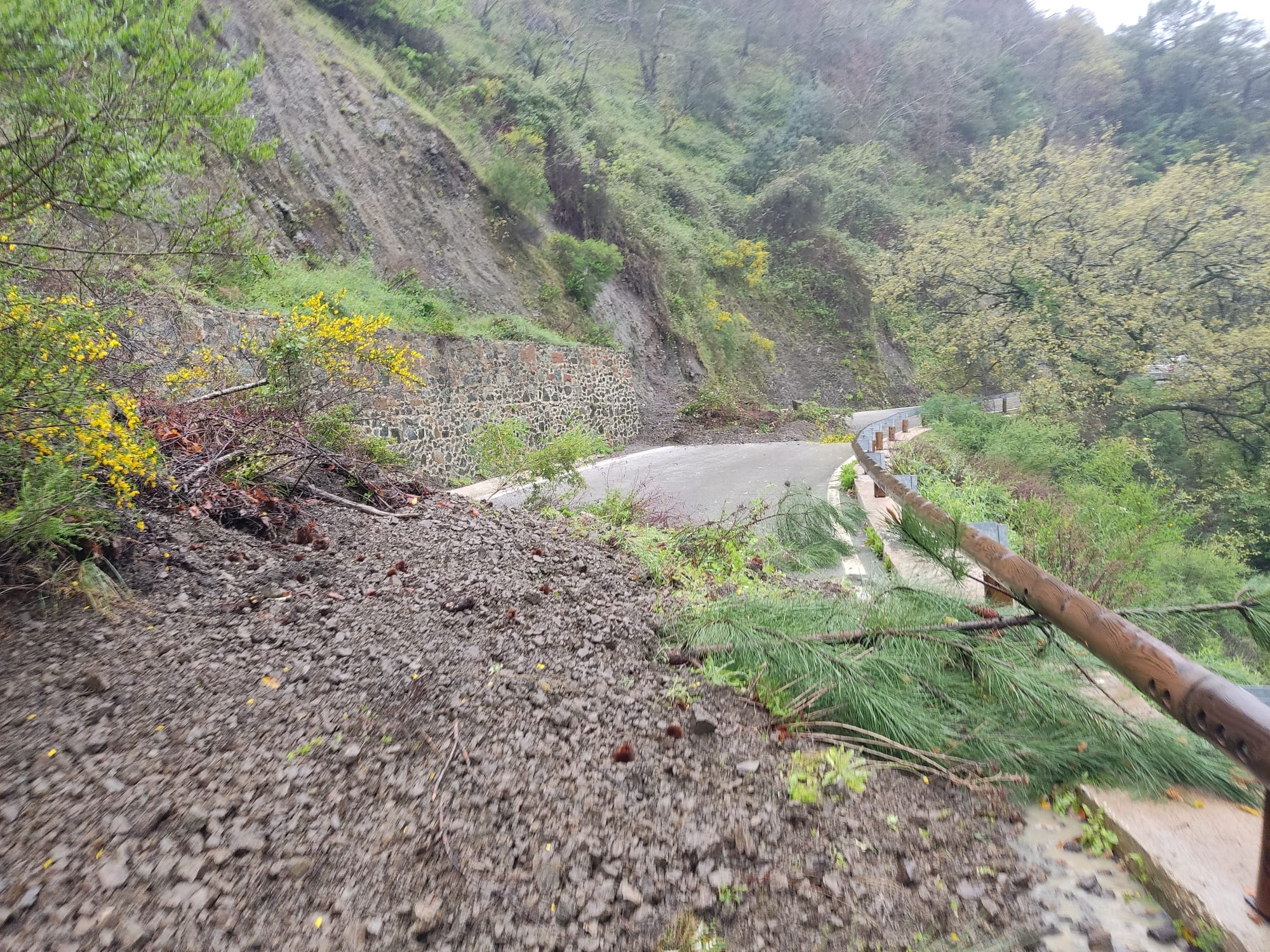 Carretera MA-8302 cortada al tráfico debido al desprendimiento de tierra y rocas