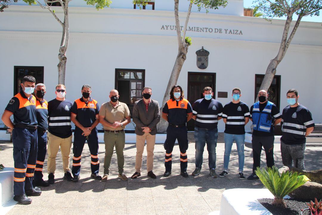 Los alumnos y el tutor del CIFP Zonzamas durante la visita realizada al Ayuntamiento en compañía de voluntarios y del coordinador jefe de Protección Civil Yaiza, atendidos por el alcalde y el concejal de Seguridad Ciudadana.