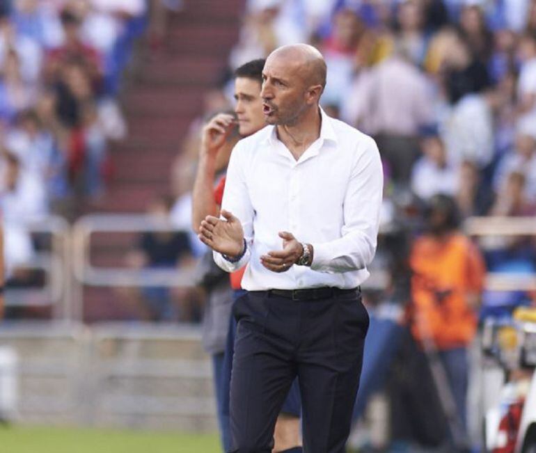 Ranko Popovic dirigiendo al Real Zaragoza en el partido que el equipo aragonés disputó en la Romareda frente al Almería en la segunda jornada de la temporada