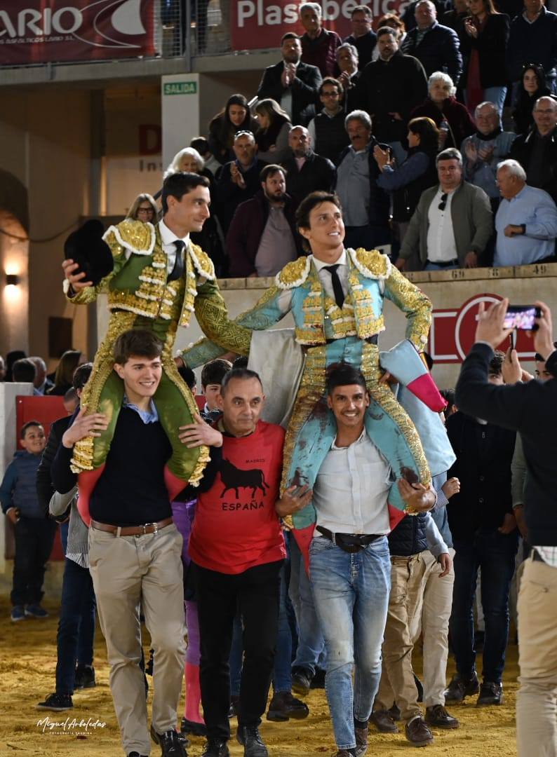 Paco Ureña y Andrés Roca Rey, a hombros en Lorca tras una entretenida tarde de toros.