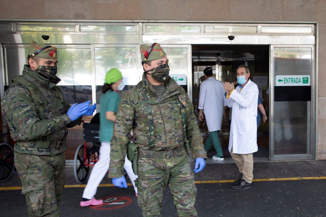 Efectivos del cuerpo de la Legión han visitado hoy el hospital de Santa Ana de Motril (Granada) y varios supermercados.