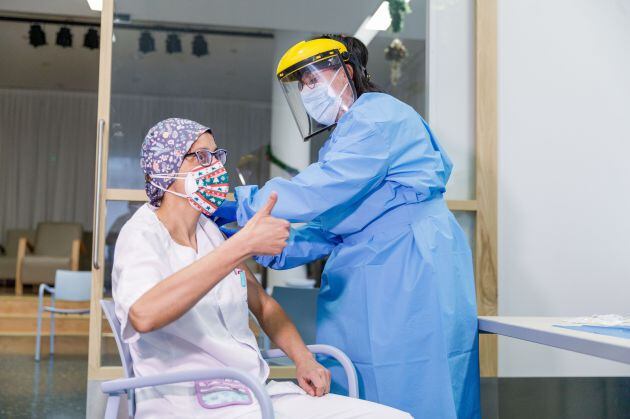 Las primeras personas en recibir la vacuna han sido la residente Ana Fernández Vegas, de 96 años, y una enfermera del centro, Raquel Gil Segovia