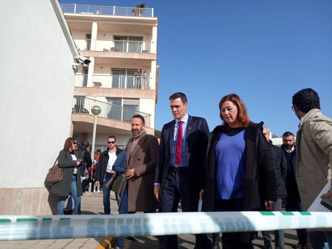 El presidente del Gobierno, Pedro Sánchez, junto con la presidenta del Govern, Francina Armengol, en su visita a Cala Ratjada.