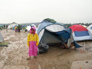 Niño refugiado junto a su tienda en campamento de Idomeni