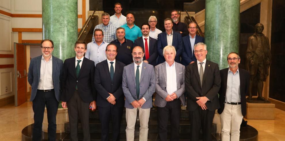 El Presidente de Aragón, Javier Lambán, preside el acto de la firma del convenio entre el consejero de Agricultura, Ganadería y Medio Ambiente, Joaquín Olona, y el presidente de la Comunidad de Regantes Montesnegros, Carlos Villuendas, para la financiación y ejecución de la tubería de Valdurrios en el sector VIII de la zona de regadíos de Monegros II.