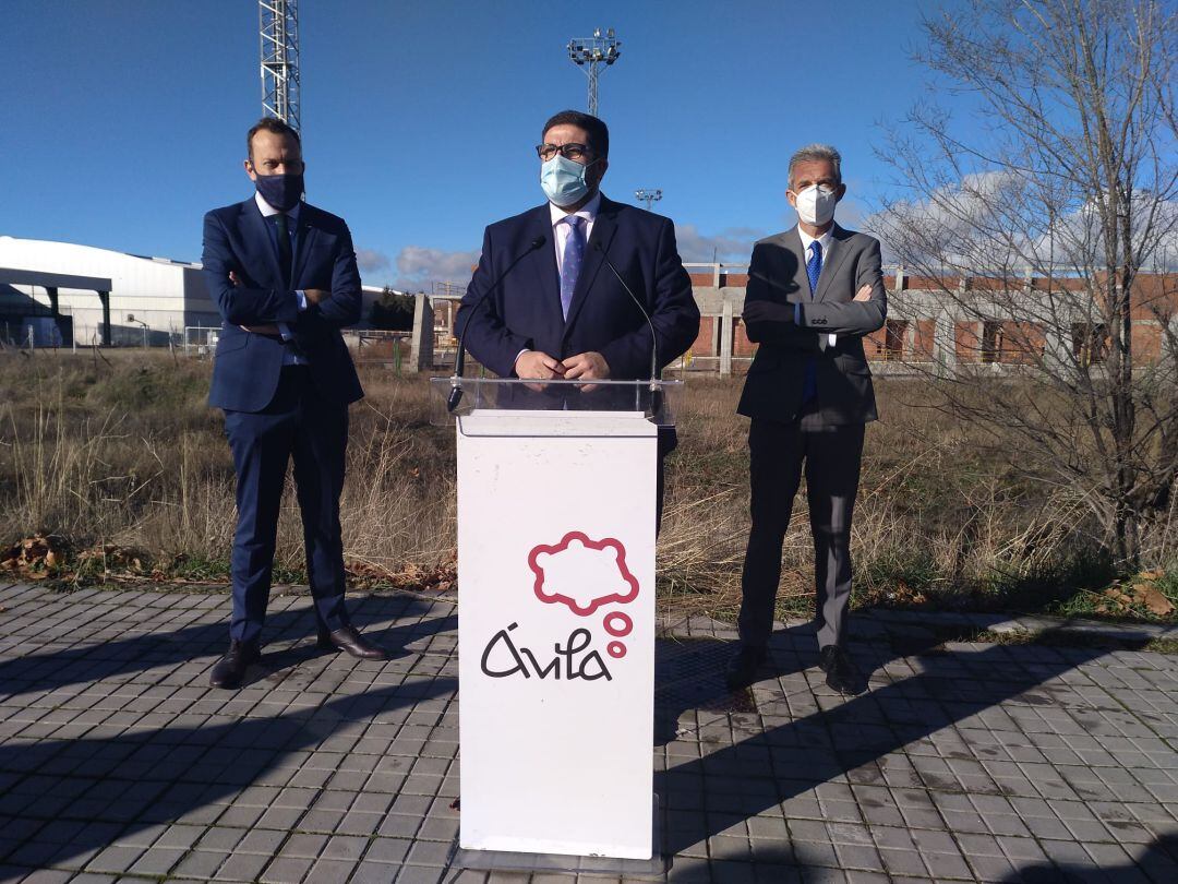 Tras la reunión los representantes de la Junta y del Ayuntamiento de Ávila han estado en la parcela en la que se puede ver el esqueleto de lo que debería ser la piscina cubierta