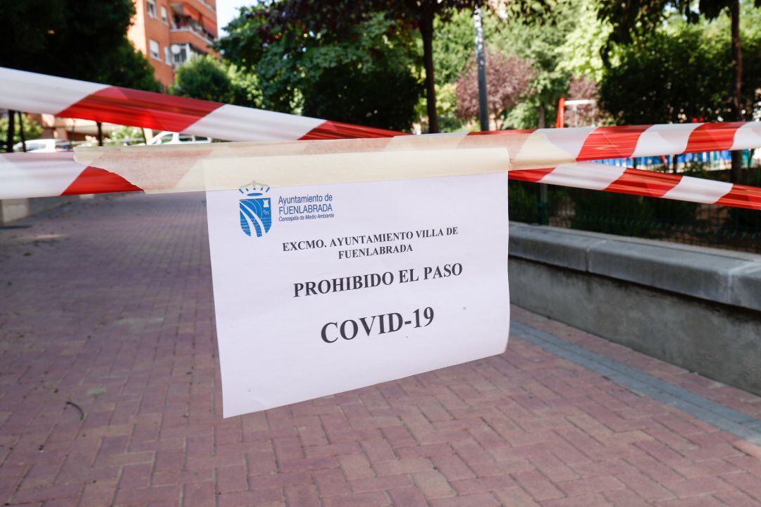 Precinto que cierra un parque en Fuenlabrada