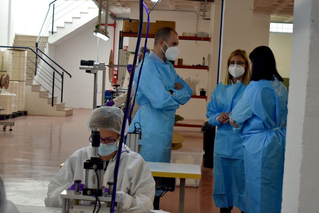 Visita de la alcaldesa de petrer a una nueva empresa de mascarillas local 