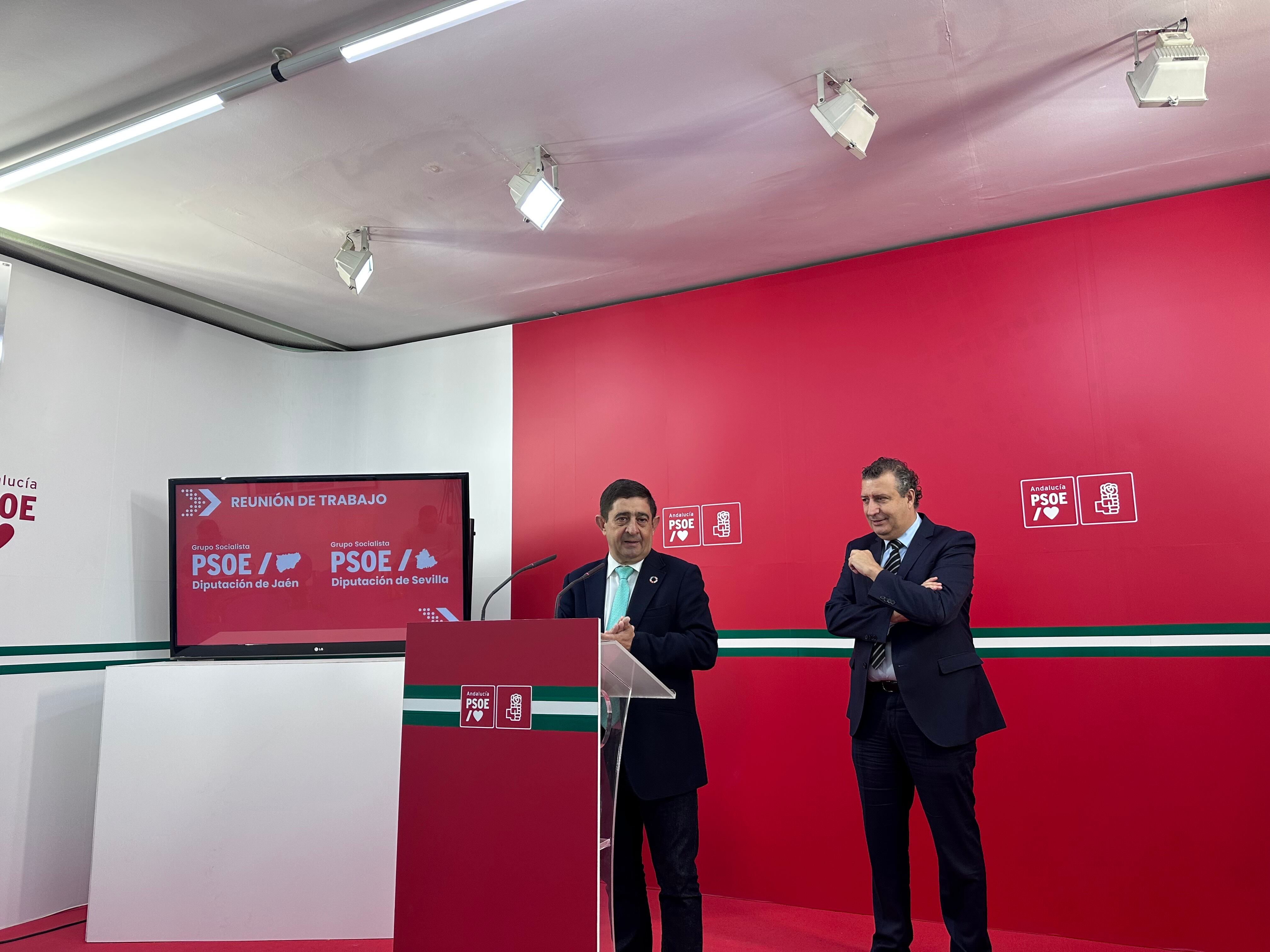 Francisco Reyes y Javier Fernández en la sede provincial del PSOE de Jaén.