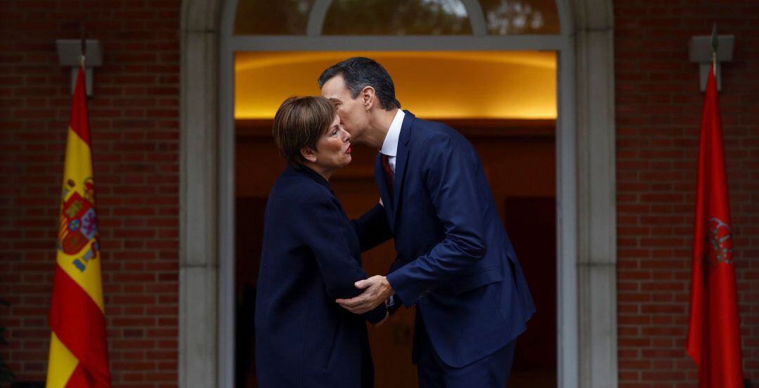 El presidente del Gobierno, Pedro Sánchez, recibe a la entrada del Palacio de La Moncloa a la presidenta de Navarra, Uxue Barkos