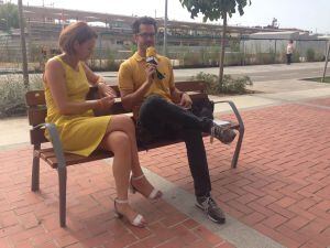 Parada al parc Central durant l'entrevista de l'Hora Girona amb Marta Madrenas