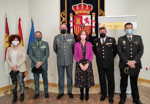 Mari Ángeles Herreros, subdelegada del Gobierno acompañada por representantes de la Guardia Civil y Policía Nacional que han intervenido en esta importante operación contra la trata.