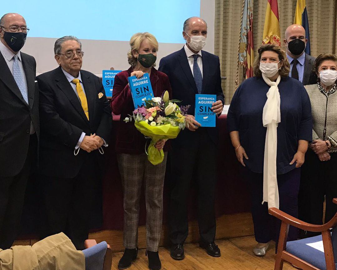 Esperanza Aguirre, expresidenta de la Comunidad y del PP de Madrid, durante la presentación de su nuevo libro junto con Francisco Camps, expresidente de la Generalitat Valenciana  