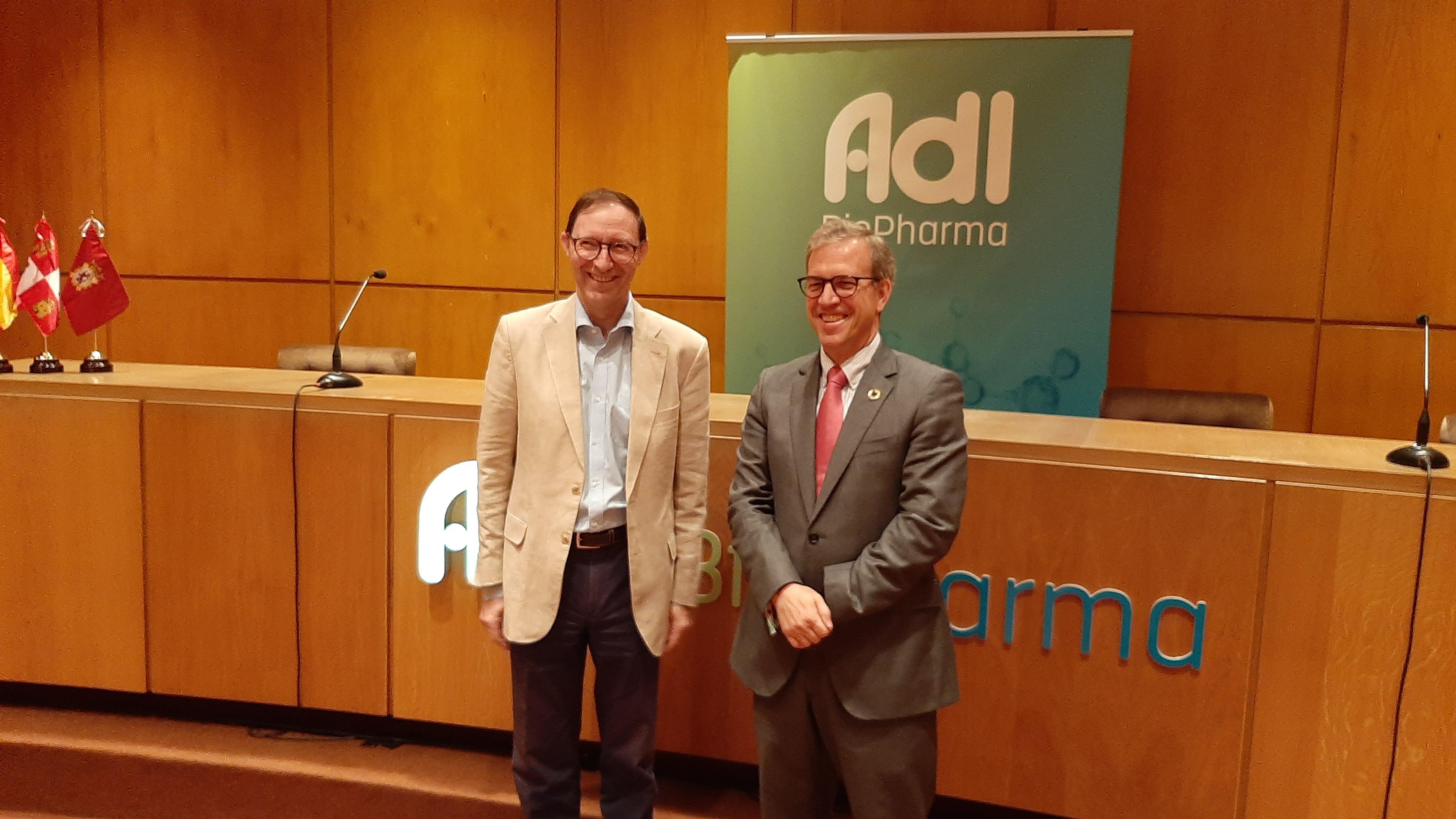 El presidente de ADL BioPharma, Ignacio Urbelz, y el consejero de Industria, Mariano Veganzones, durante su visita a las instalaciones de la empresa leonesa