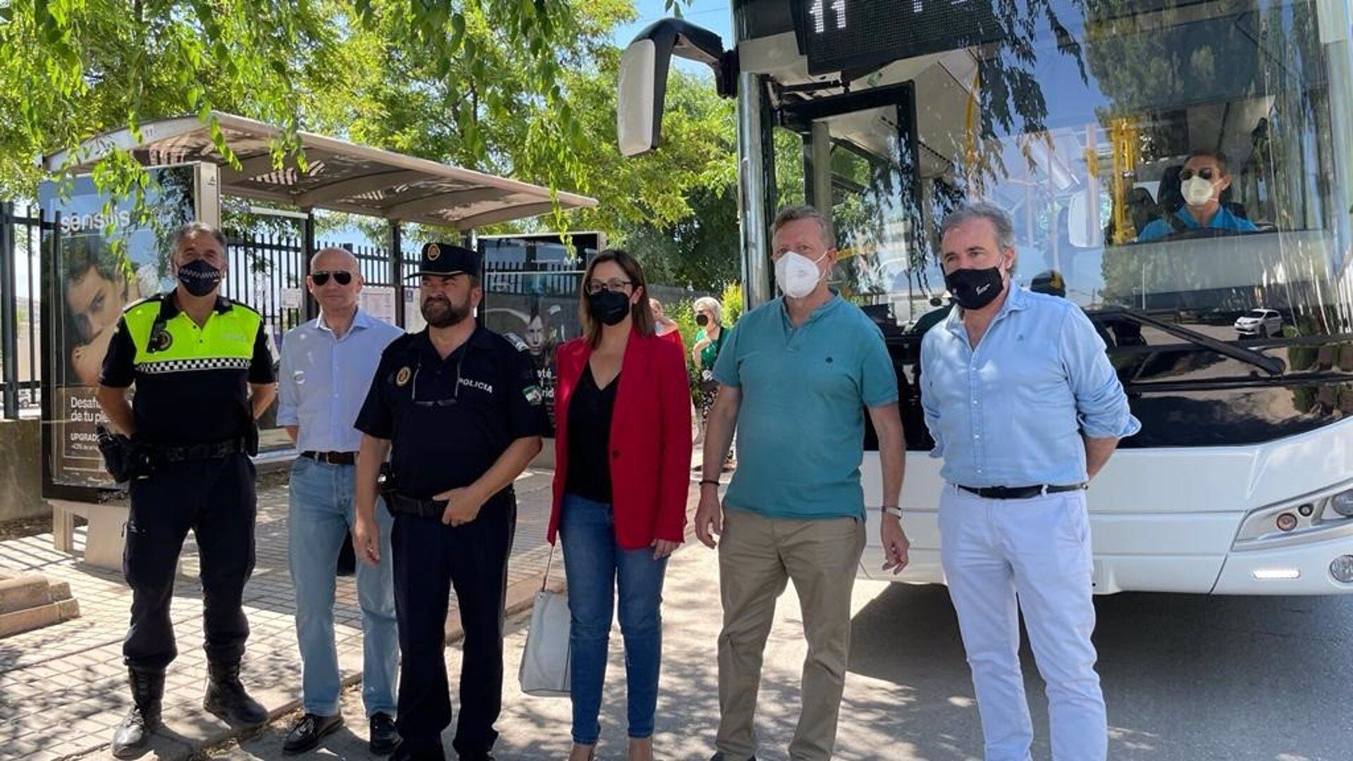 Autoridades en la llegada del autobús a Las Infantas.