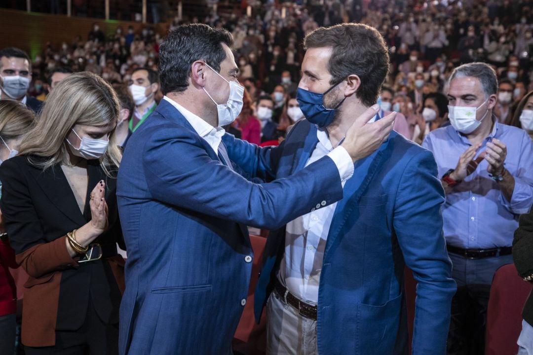 El presidente del PP-A y presidente de la Junta de Andalucía, Juanma Moreno y el presidente del PP nacional, Pablo Casado, en la clausura del XVI Congreso Autonómico del PP de Andalucía.