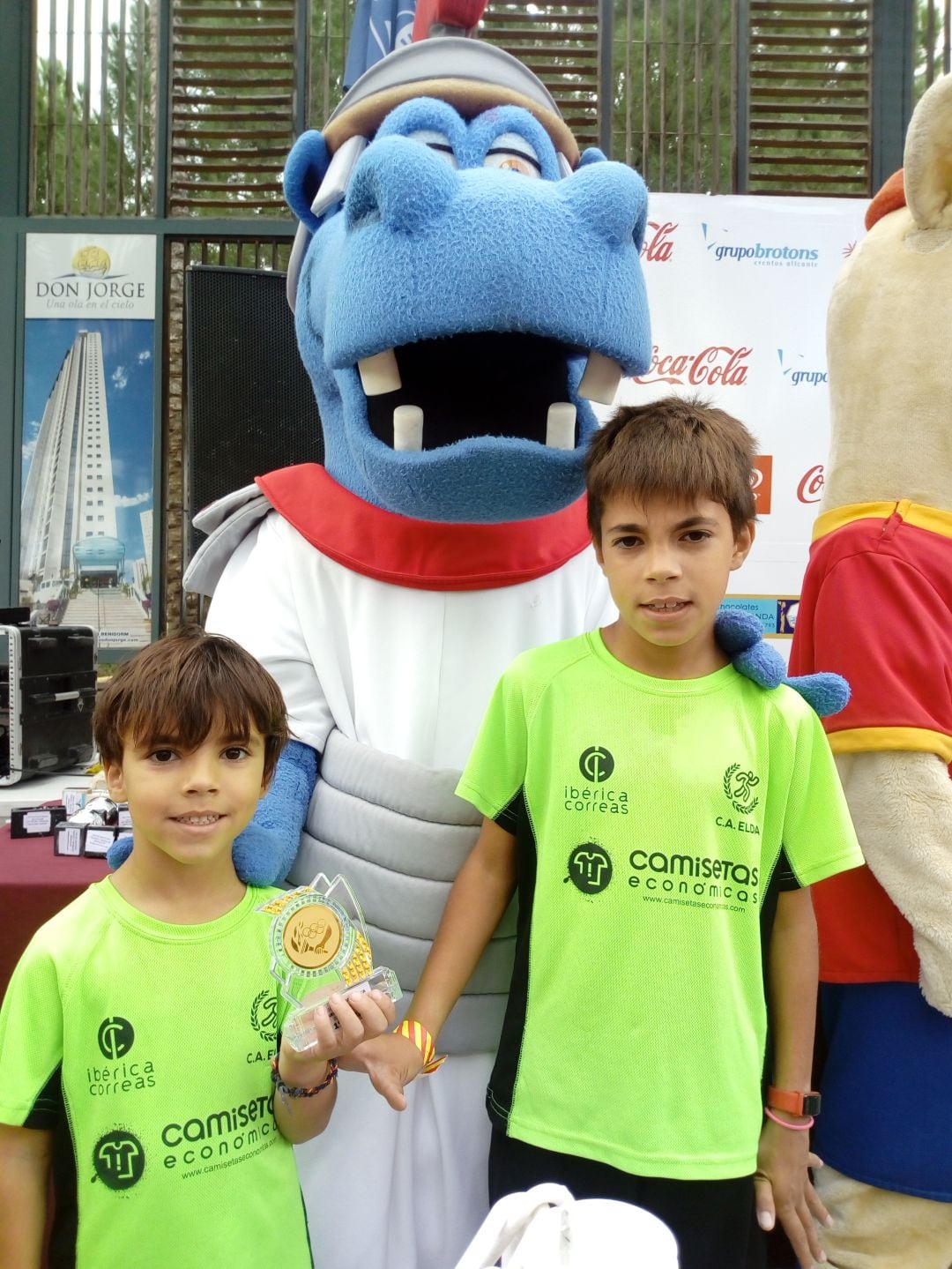 Los hermanos Alcaina, Víctor y Adrián, disfrutaron en Benidorm