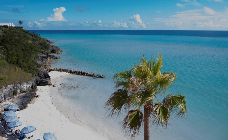  Las bermudas, ademas de por sus playas paradisíacas, han vuelto a la actualidadp or los papeles del paraiso. Lugar donde los ricos y poderosos del mundo llevan sus dineros para evitar pagar impuestos. 