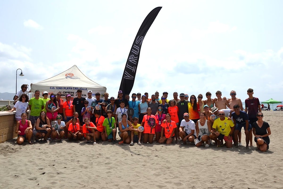 Foto de familia de la organización y participantes del II ITF BT50 Cabo de Gata de Tenis Playa.