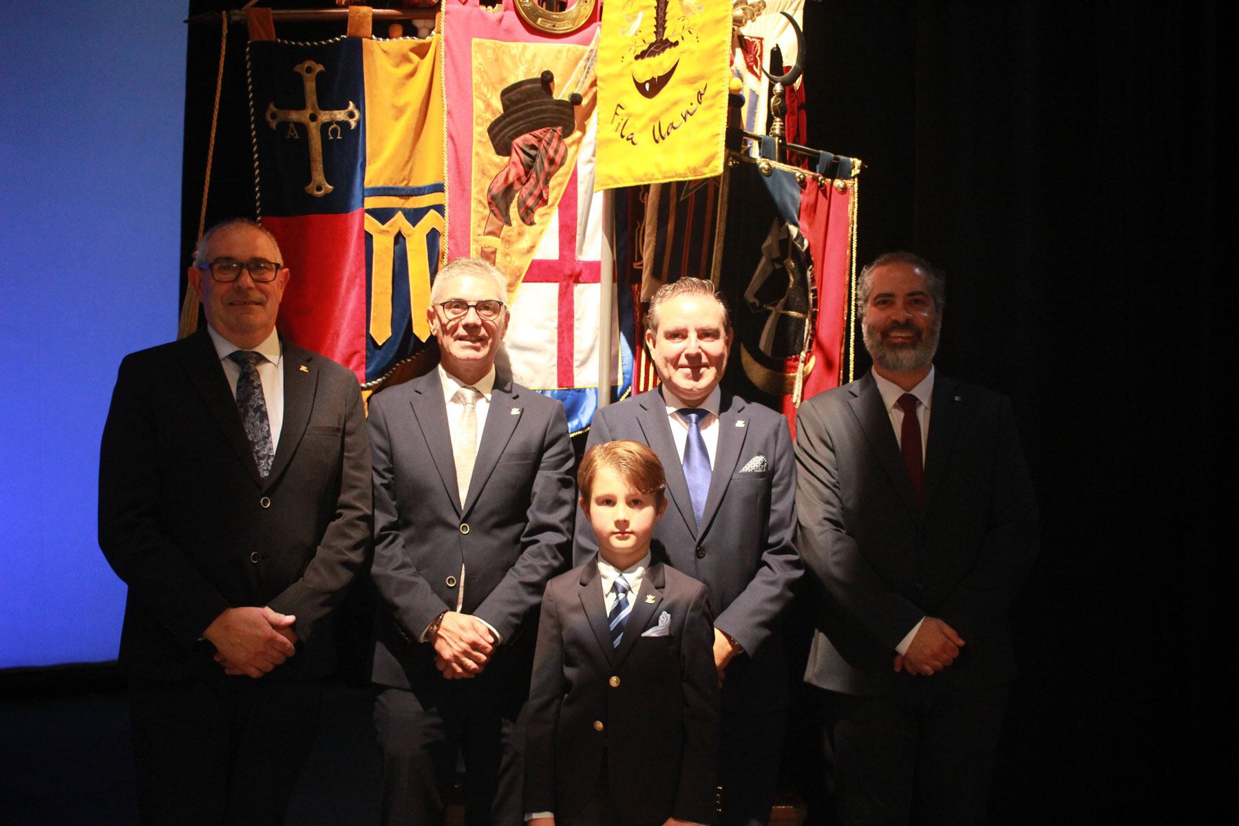 Los cuatro cargos y el Sant Jordiet junto a los estandartes de sus filaes