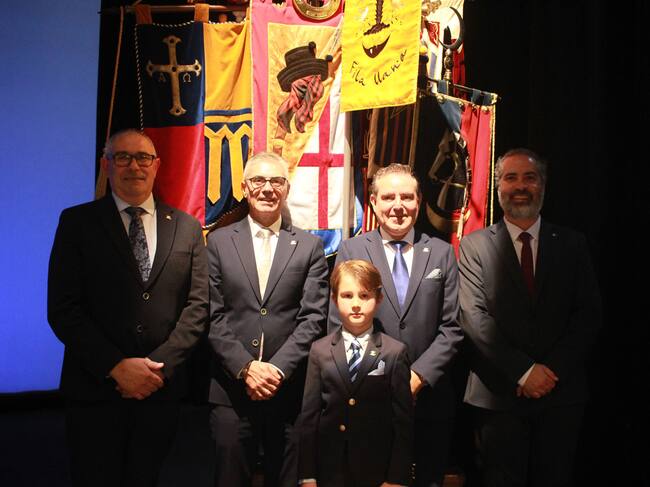 Los cuatro cargos y el Sant Jordiet junto a los estandartes de sus filaes