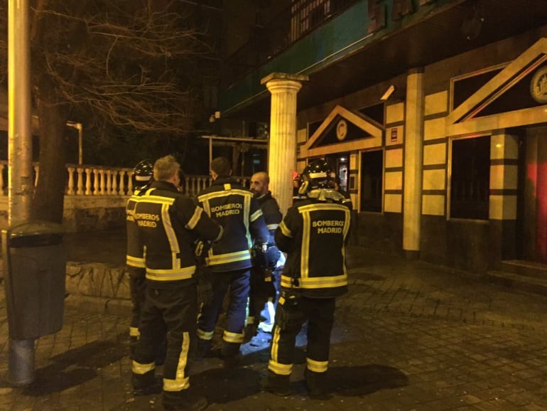 Los bomberos han rescatado a los heridos y ha clausurado la segunda planta de la discoteca.