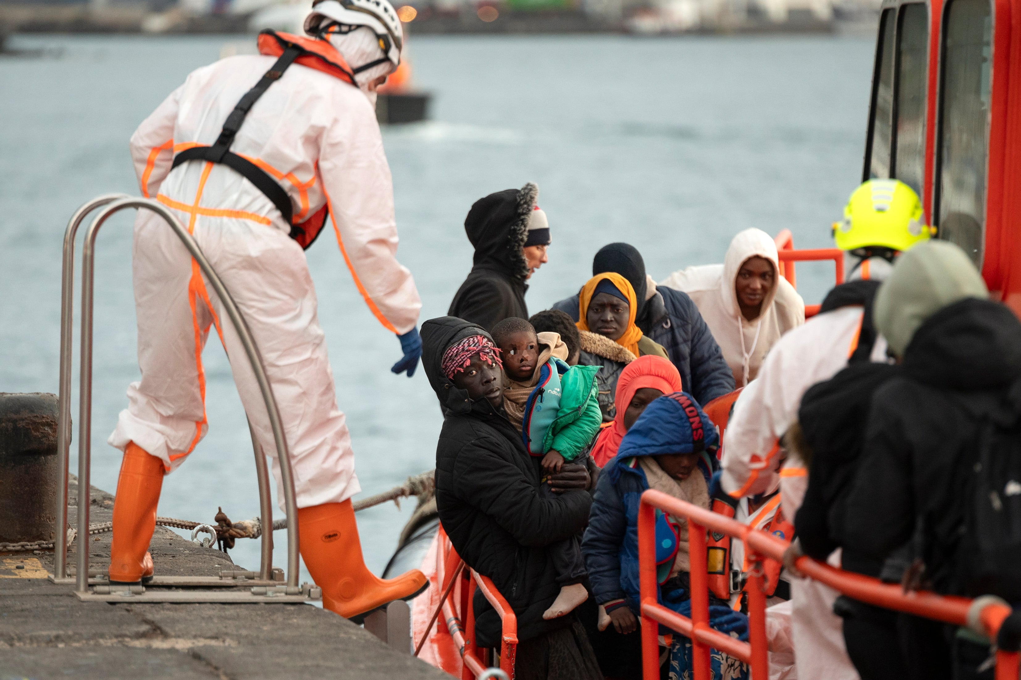 Imagen de la llegada al puerto de Arrecife de un buque de Salvamento Marítimo con varios migrantes rescatados a bordo