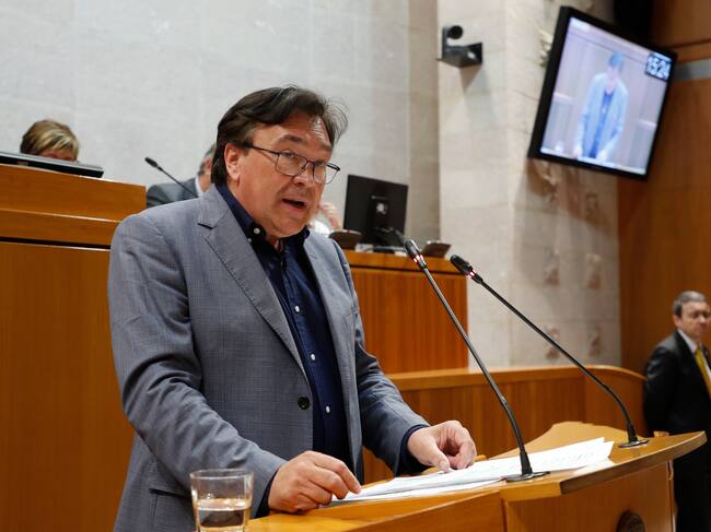 ZARAGOZA, 10/08/2023.- El diputado de Teruel Existe Tomás Guitarte interviene durante la segunda jornada de debate y votación de Azcón como nuevo presidente de Aragón, este jueves, en Zaragoza. EFE/ Javier Belver