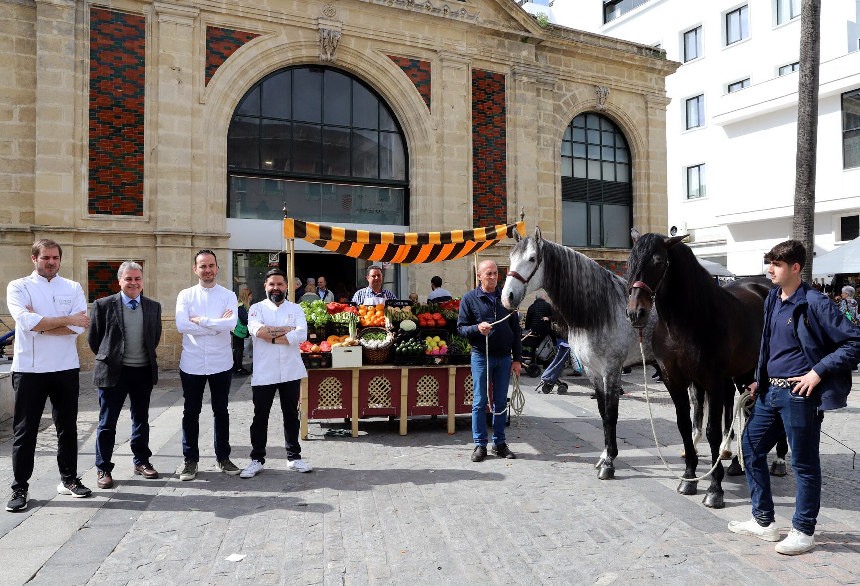 Los chefs que participan en esta iniciativa en las puertas del Mercado de Abastos de Jerez