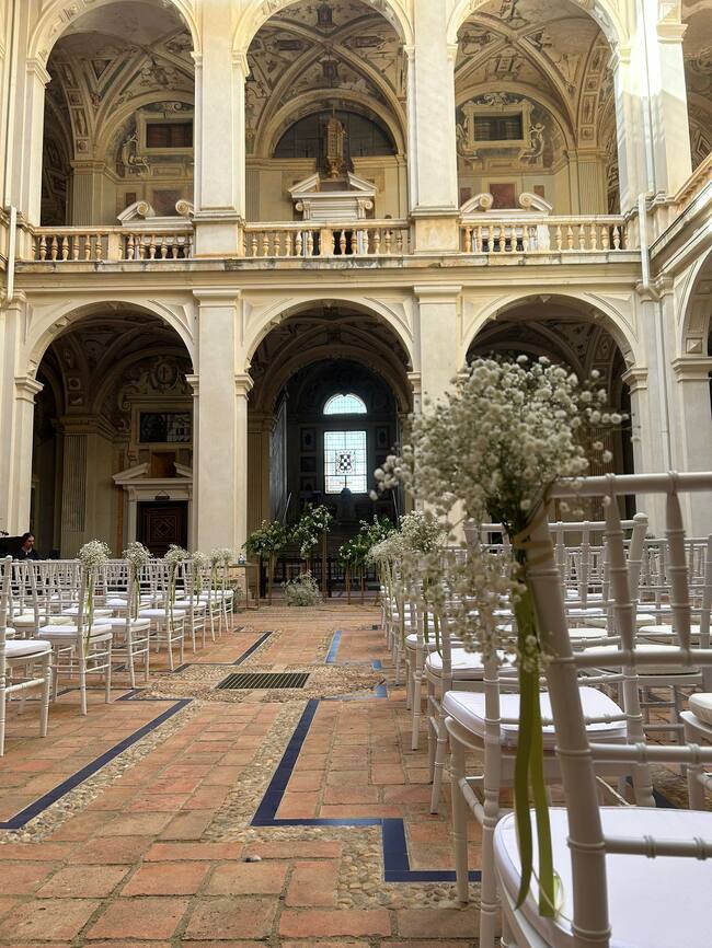 Preparativos para la celebración de una boda civil en el patio del Palacio de Viso del Marqués