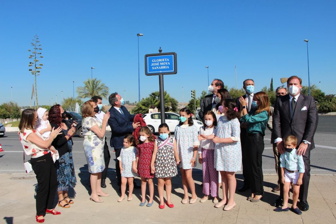 Juan Espadas, alcalde de Sevilla, junto a familiares de Juan Moya Sanabria en la glorieta que lleva su nombre