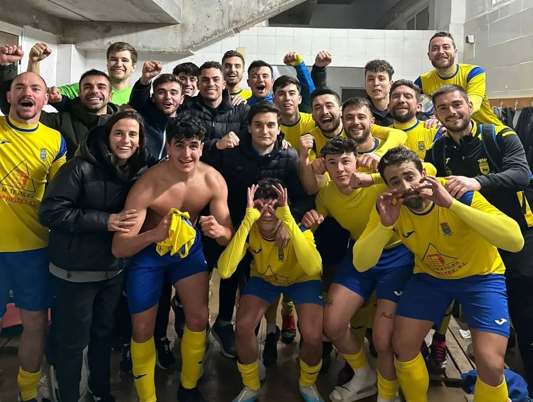 Els jugadors del CF Aielo celebren la victòria davant del CD Albaidense
