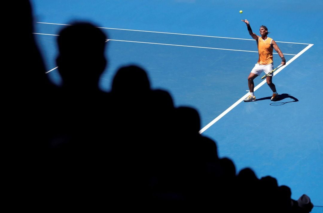 Nadal saca en su primer partido en el Open de Australia