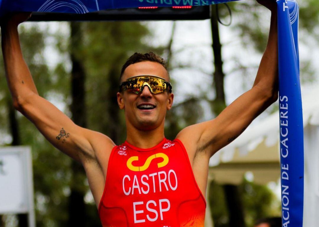 David Castro celebra su victoria como campeón del mundo de acuatlón