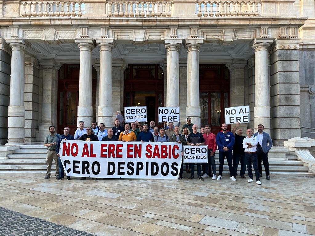 Trabajadores de Sabic frente al Ayuntamiento de Cartagena