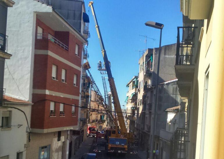 Momento en el que la plataforma accidentada es retirada por otra grúa