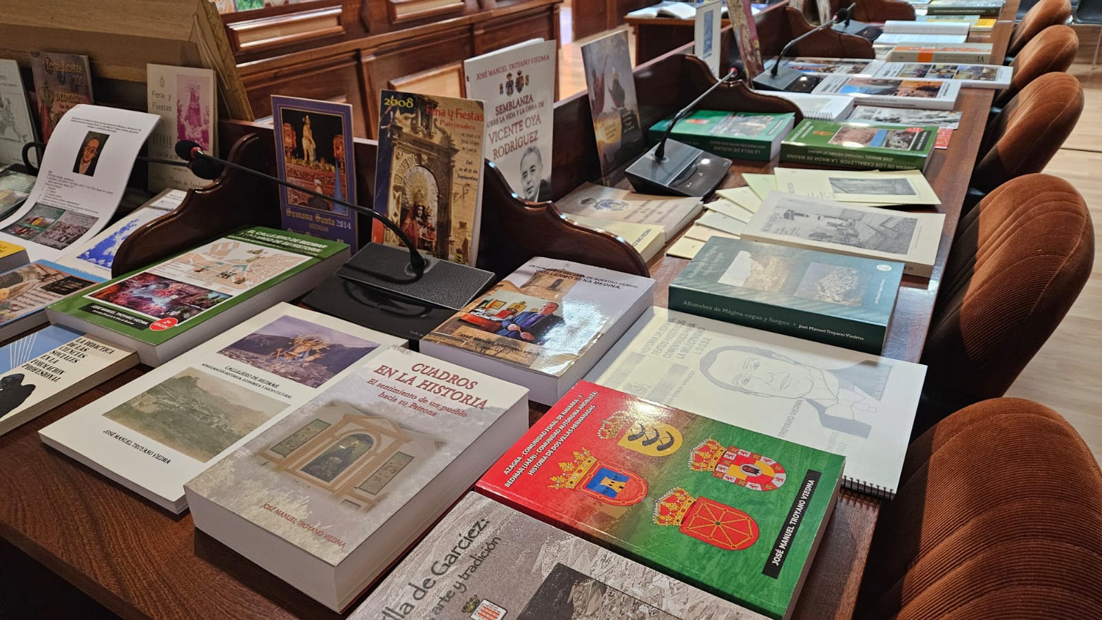 Algunos de los libros y publicaciones expuestos