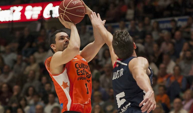 Causeur trata de taponar a Rafa Martinez en la Fuente de San Luis.