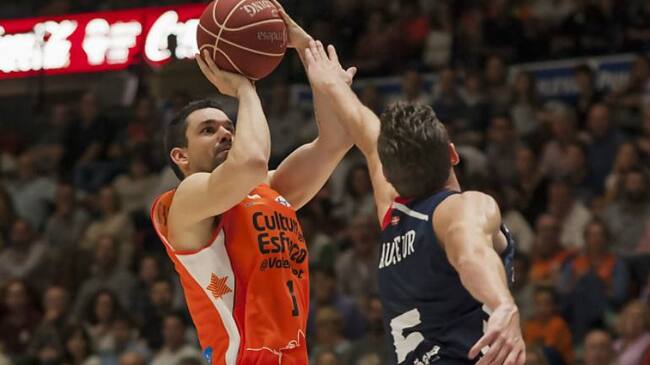 Causeur trata de taponar a Rafa Martinez en la Fuente de San Luis.