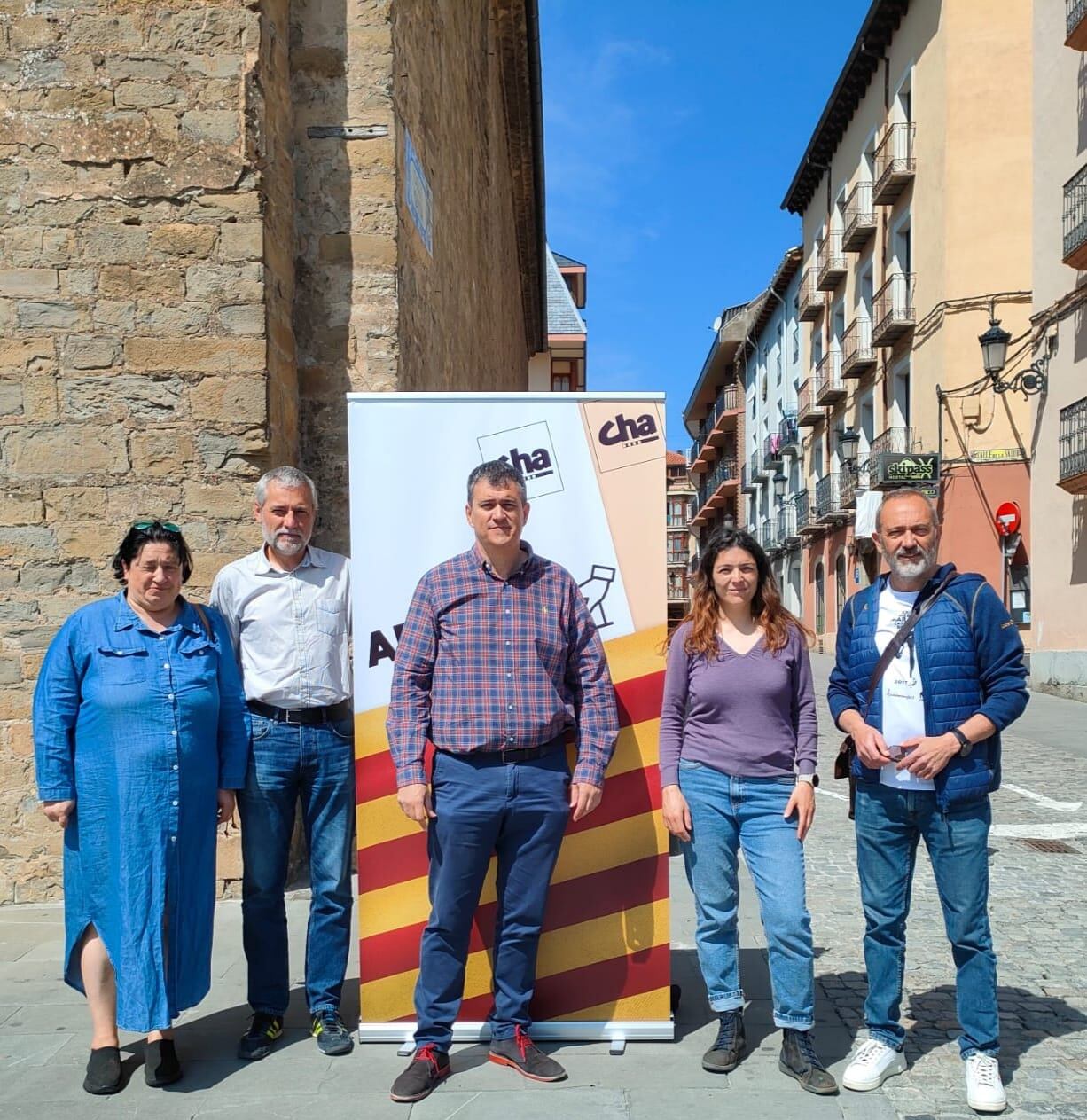 Joaquín Palacín, con candidatos de CHA en Jaca