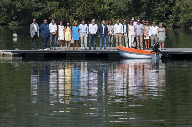 el presidente del PP de Ourense, Manuel Baltar (11d), y el presidente del PPdeG  Alberto Núñez Feijóo (9d), posa para una foto de familia durante el acto en el que ha presidido la junta directiva del PP de Ourense, celebrado en el balneario de Arnoia.-EFE