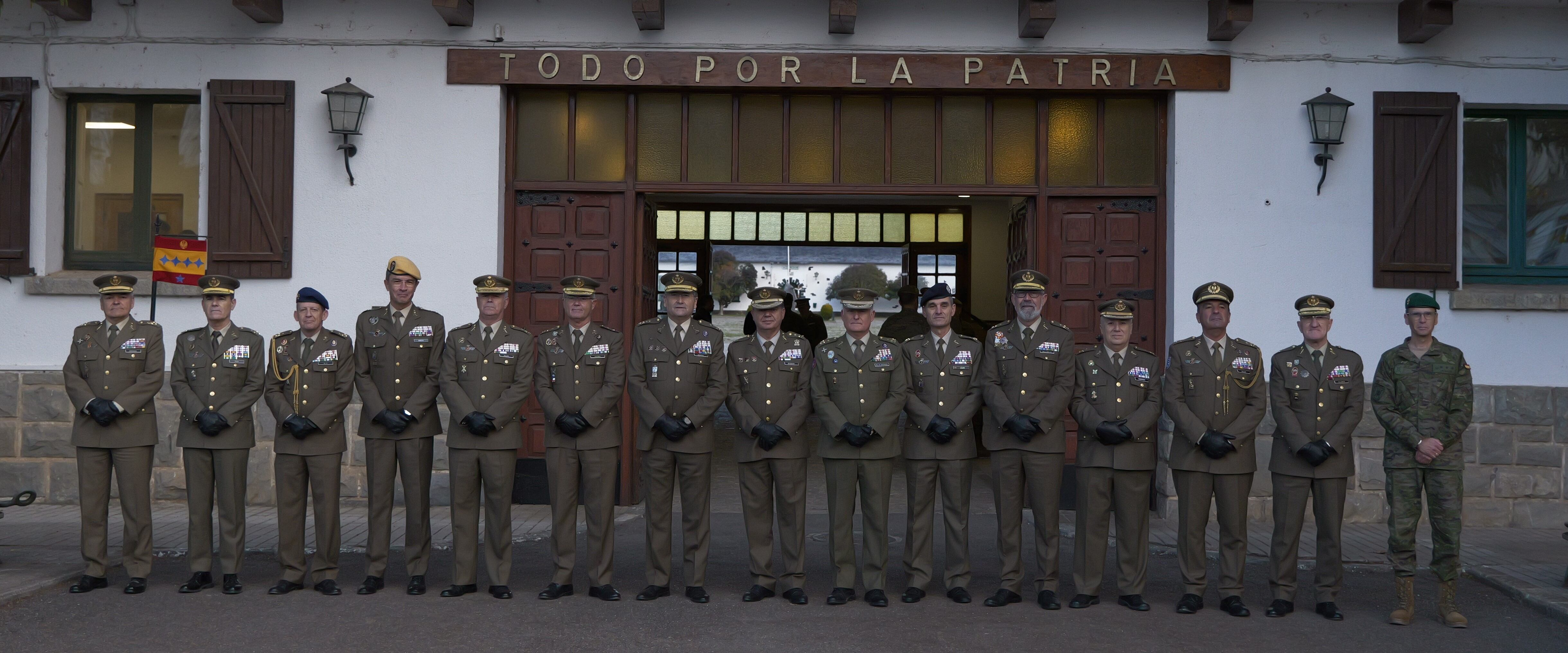 A su llegada el JEME fue recibido por el coronel Francisco de Asís Iranzo Lacambra, jefe del Regimiento de Infantería Galicia 64 de Cazadores de Montaña